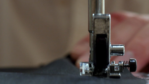 运动中的缝纫机针快速上下移动的缝纫机针特写在缝制西装13秒视频