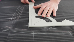 时装设计师或裁缝在工作室里用图案剪刀卷尺和缝纫机处理17秒视频