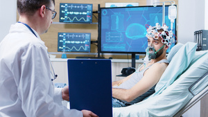 在一个神经科学中心的病人中佩戴脑电波扫描耳头13秒视频