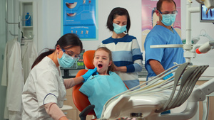 检查年轻病人牙齿健康状况的口腔病理医生15秒视频