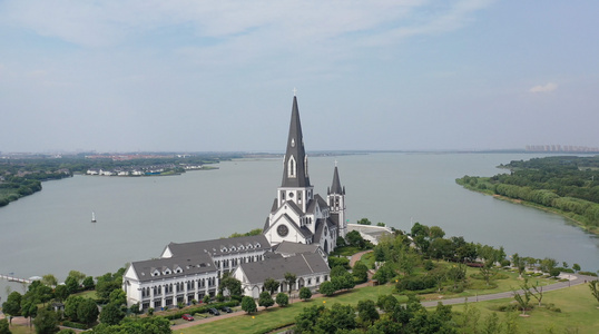 苏州城市风光阳澄湖边的教堂航拍4K视频视频