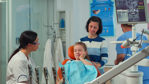 在牙医与母亲交谈时用儿童手指指点影响牙齿的牙齿17秒视频