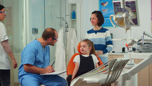 临床牙医助理询问儿童病人19秒视频