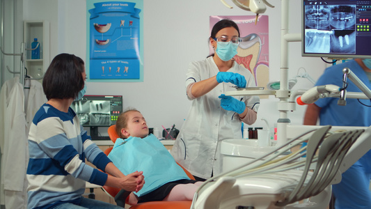 儿科牙医面罩检查一个小女孩的牙科健康视频