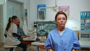 牙科助理向患者解释口腔卫生的重要性32秒视频