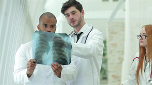 三名有自信的医生检查医院肺部X光短片18秒视频