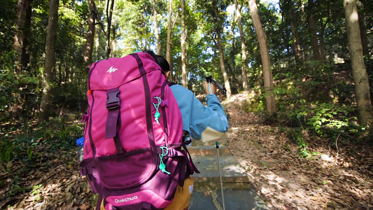 登山女性远足爬山视频