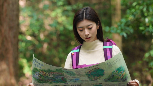 登山女性远足爬山行走查看地图视频