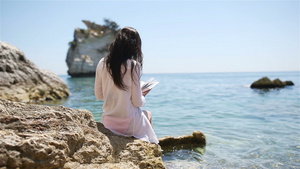 年轻妇女在热带白沙滩上阅读20秒视频