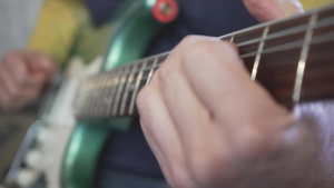 吉他主手在脖子上滑动的特写弹奏和弦天平和索洛斯在金属19秒视频