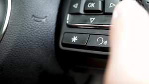 在驾驶方向盘时用智能系统按钮控制方向盘7秒视频
