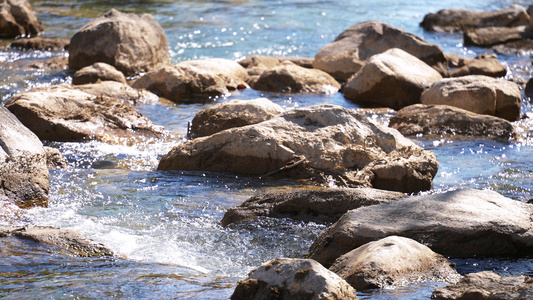 慢镜头阳光照耀下溪流自然风光岩石水流4k素材视频
