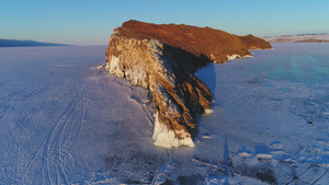 结冰的贝加尔湖被冰雪覆盖高大巨大的岩石和悬崖鸟瞰图17秒视频