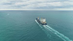 装有集装箱的货船在海上航行16秒视频