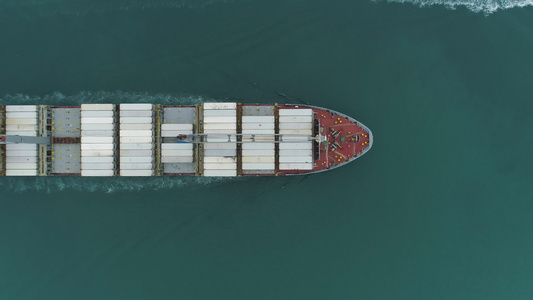 有集装箱的货船在海中经过空中垂直俯视图无人机悬停视频