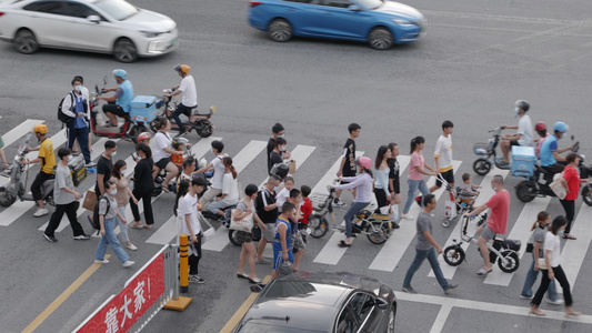 城市人群斑马线过马路视频