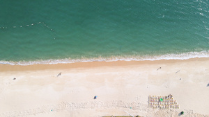 航拍自然风光海边度假沙滩上休闲疗养的人群53秒视频