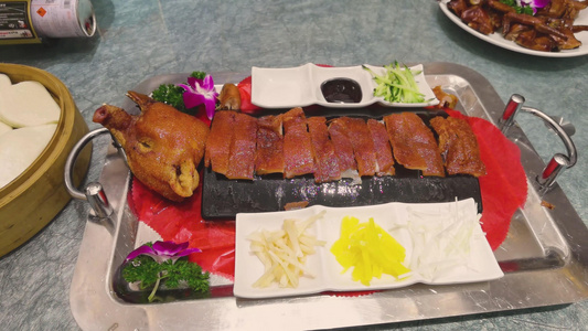 广东粤菜广式著名菜肴脆皮烤乳猪4K美食素材视频