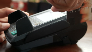 4K画面男子手持信用卡在信用卡终端读卡机上刷卡并使用12秒视频