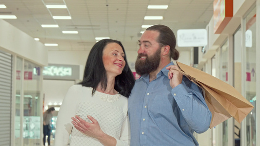 在当地商场享受季节性销售的幸福成熟情侣视频