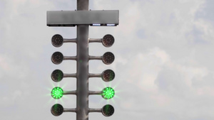 赛马街树灯在四分之一英里电路的舞台灯信号14秒视频