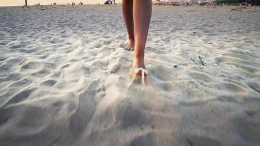 赤脚妇女步行在沙滩沙滩上行走电影制片人Standicam视频