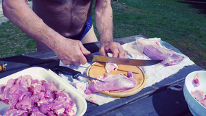 厨师正在用木制板上长长的屠宰刀切猪肉准备菜园烹饪用26秒视频