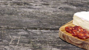 香肠西红柿大蒜泡泡和木桌边一块小奶酪13秒视频