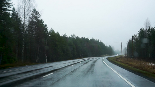在秋雨季路上驾驶用芬兰车挡风玻璃视图视频
