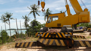 在热带森林中工作的建筑机械黄色起重机在热带地区砍伐16秒视频