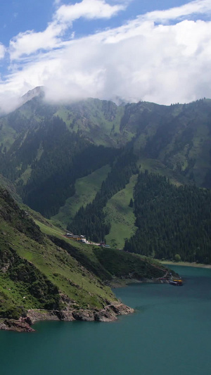 航拍5A新疆天山天池景区大天池与延绵的山脉视频旅游景区75秒视频