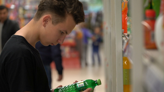 一个年轻人在超市买柠檬水视频