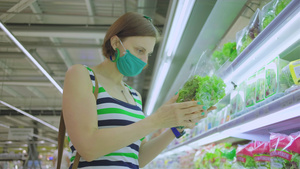 戴口罩女子在超市寻找杂货7秒视频
