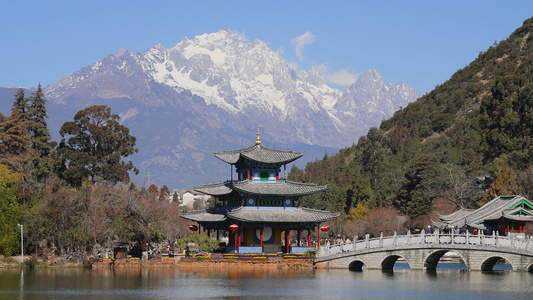 航拍云南旅游4A级景区丽江黑龙潭得月楼古建筑玉龙雪山4k素材视频