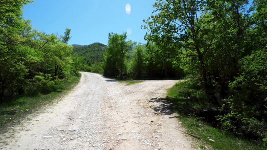 第一视角4x4车驾驶在山地农村公路上视频