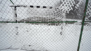 冬天足球网上布满了雪12秒视频