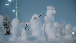 夜晚飘落着雪花落在雪人上14秒视频