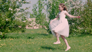 阳光明媚的日子里穿着白色连衣裙的无忧无虑的少女少年15秒视频