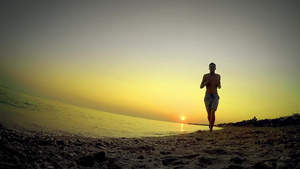 孤单的运动运动员奔跑在空海边慢跑与日落慢动作相反15秒视频