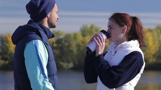 年轻运动员早上咖啡给女朋友喝的视频