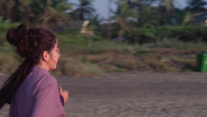 日落时在海滩上慢跑的年轻夫妇12秒视频