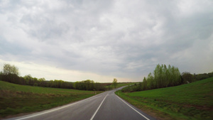 农村道路和雨云50秒视频