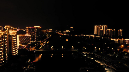 夜间照亮的城镇上空飞行视频