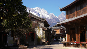 云南旅游纳西族的古都原生态白沙古镇街景与玉龙雪山4k素材61秒视频