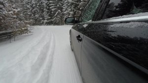驾驶在雪地路上在下雪的公路上行驶18秒视频