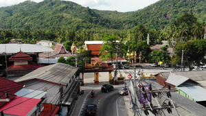 汽车沿着寺庙大门附近的道路行驶车辆沿着柏油路穿过泰国13秒视频