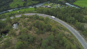 秋天白色房车在挪威的乡间小路上飞行12秒视频