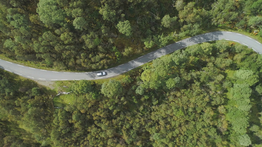 空中垂直自上而下俯视无人驾驶飞机在绕道飞来飞去的路上视频