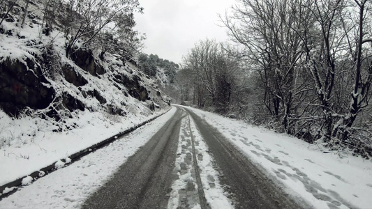 冬季驱动器第一视角山地乡村道路带雪雪视频