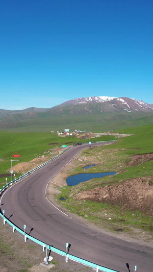 航拍群山山脉中穿行的独库公路视频旅游目的地64秒视频